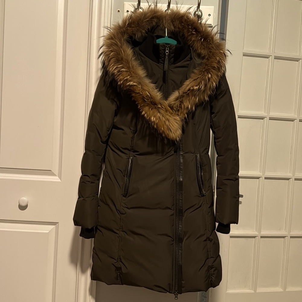 Kay Mackage 3/4 length coat
Army Green
Size M
Form Fitting